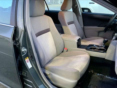 Used 2014 Toyota Camry LE image 9