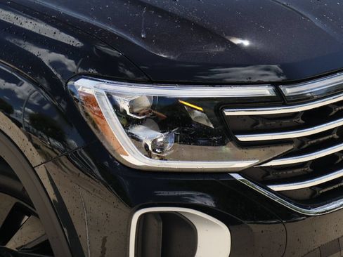 Certified 2026 Volkswagen Atlas SE FWD image 2