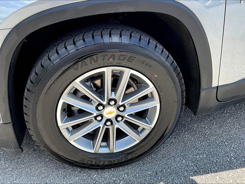 Used 2023 Chevrolet Traverse LT image 12