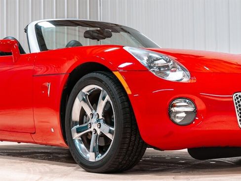 Used 2007 Pontiac Solstice Convertible w/ Premium Package image 1