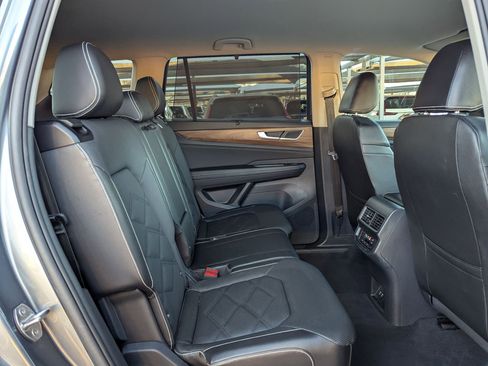 Used 2025 Volkswagen Atlas SE FWD image 25