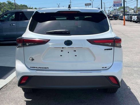Used 2024 Toyota Highlander XLE AWD/4WD image 4