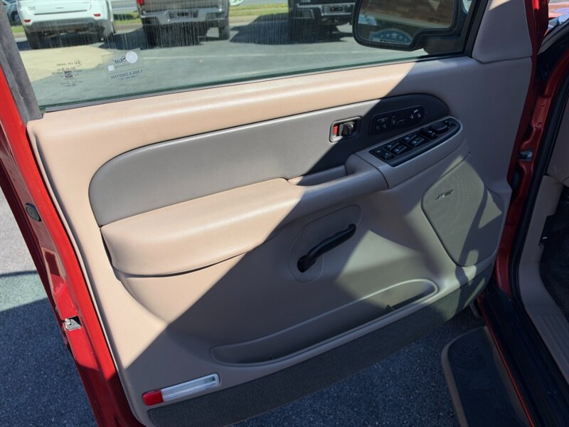 Used 2003 Chevrolet Avalanche 4x4 w/ Suspension Package, Off-Road image 9