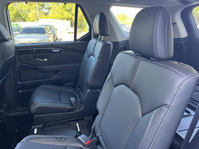 Certified 2025 Honda Pilot Touring image 18