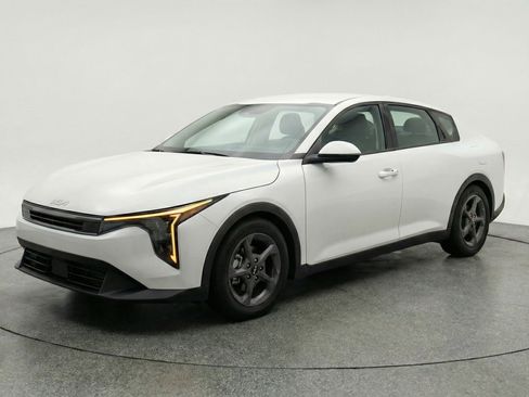 Used 2025 Kia K4 LXS image 3