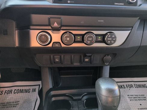 Used 2020 Toyota Tacoma SR AWD/4WD image 18