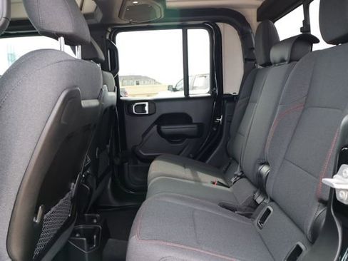 Used 2024 Jeep Gladiator Rubicon w/ Convenience Group AWD/4WD image 8