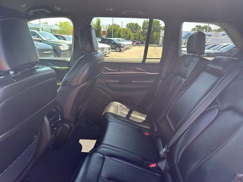 Used 2025 Jeep Grand Cherokee Limited AWD/4WD image 33