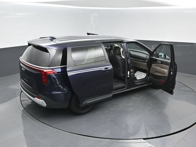 Used 2025 Kia Carnival FWD image 30