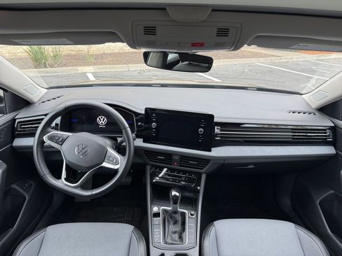 Used 2025 Volkswagen Jetta SE image 32