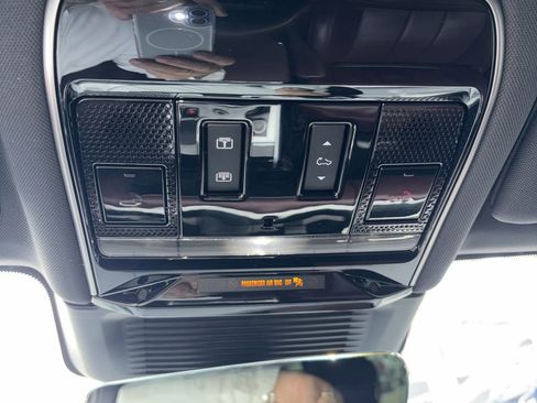 Used 2023 Land Rover Range Rover SE image 12