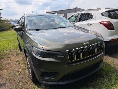 Used 2021 Jeep Cherokee Latitude FWD image 3