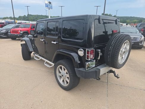 Used 2015 Jeep Wrangler Unlimited Sahara w/ Connectivity Group AWD/4WD image 5