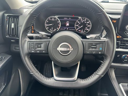 Used 2024 Nissan Pathfinder SV FWD image 11