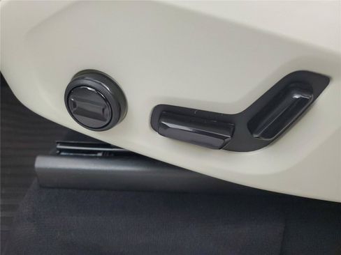 Certified 2025 Volvo XC90 T8 Plus w/ Protection Package Premier AWD/4WD image 21