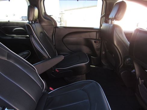 Used 2025 Chrysler Pacifica Limited image 12