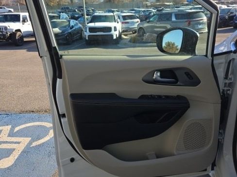 Used 2024 Chrysler Pacifica Touring-L image 8