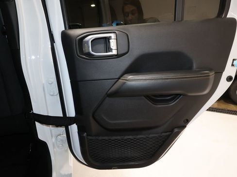 Used 2025 Jeep Wrangler Sahara image 19