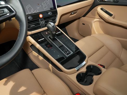 Certified 2026 Porsche Macan AWD/4WD image 25
