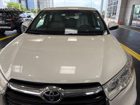 Used 2014 Toyota Highlander Plus FWD image 2