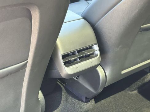 Used 2025 Tesla Model Y Long Range image 31