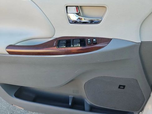 Used 2011 Toyota Sienna XLE image 50