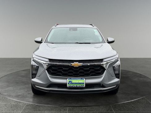 Used 2024 Chevrolet Trax LT w/ Sunroof Package FWD image 2
