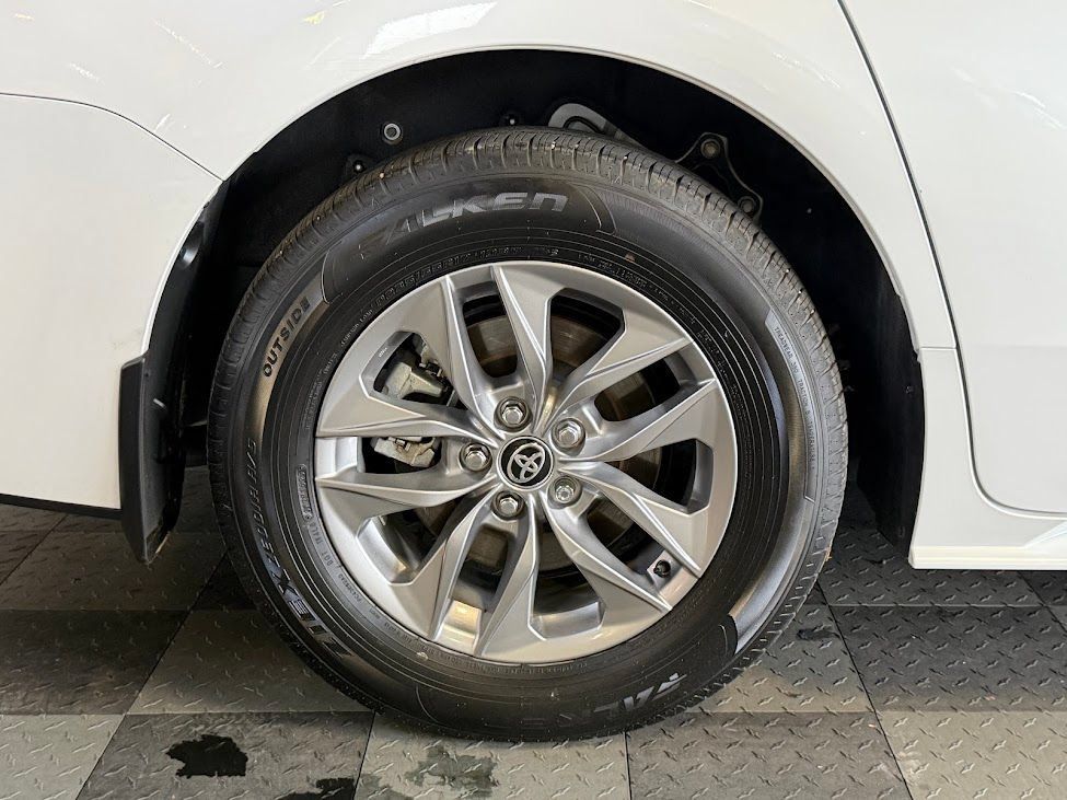 Used 2025 Toyota Sienna XLE FWD image 36