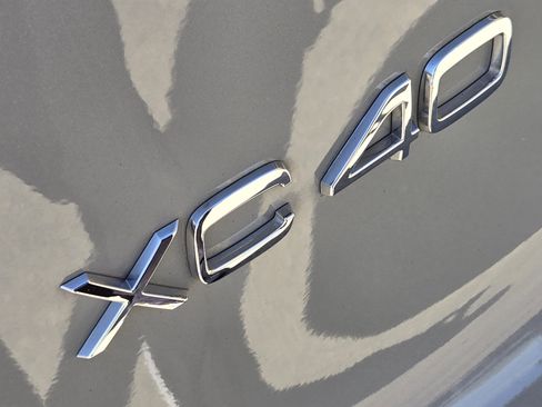 Used 2024 Volvo XC40 B5 Ultimate w/ Protection Package Premier image 18