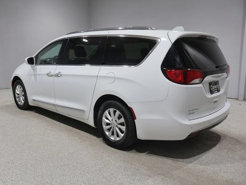 Used 2018 Chrysler Pacifica Touring-L Plus FWD image 4