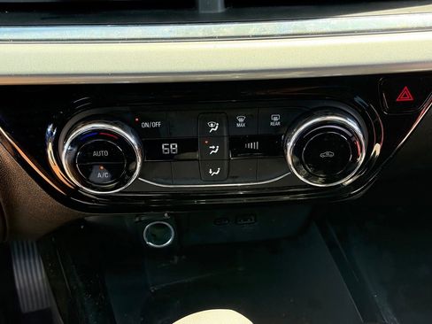 Used 2025 Chevrolet Trax LT FWD image 8
