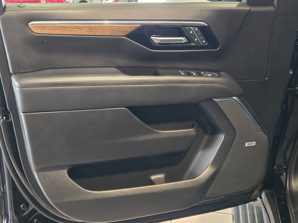 Used 2025 Chevrolet Tahoe High Country RWD image 23