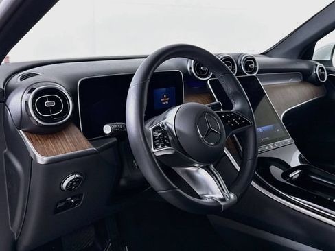 Used 2025 Mercedes-Benz GLC 300 4MATIC image 11