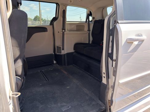Used 2015 Dodge Grand Caravan SXT FWD image 19