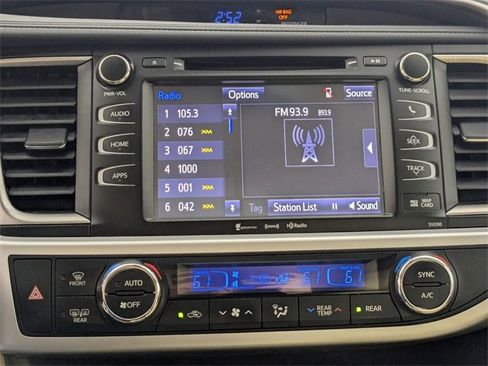 Used 2019 Toyota Highlander XLE image 19