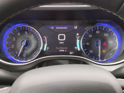 Used 2024 Chrysler Pacifica Touring-L image 15