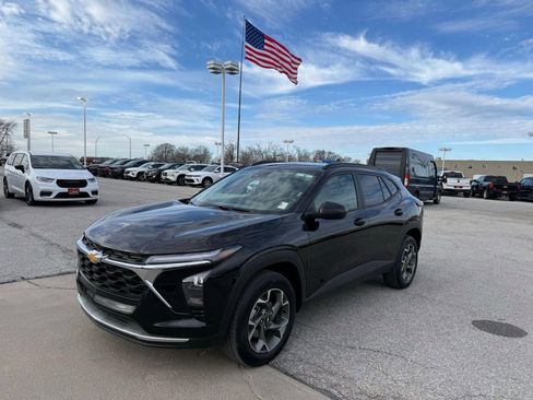 Used 2025 Chevrolet Trax LT w/ LT Convenience Package image 2