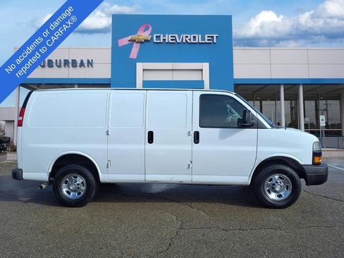 Used 2018 Chevrolet Express 3500 w/ Driver Convenience Package image 4
