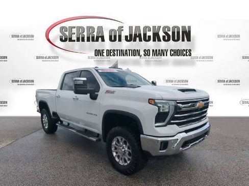 Used 2025 Chevrolet Silverado 3500 LTZ AWD/4WD image 2