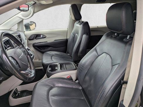 Used 2020 Chrysler Pacifica Touring-L FWD image 8