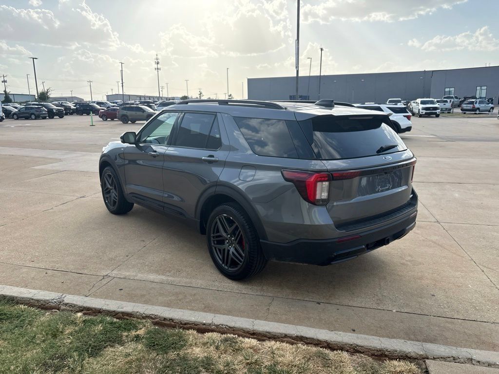 Used 2025 Ford Explorer ST-Line w/ ST-Line Street Pack AWD/4WD image 9