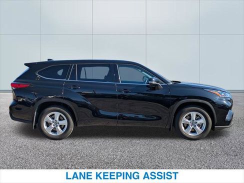 Used 2022 Toyota Highlander LE image 6