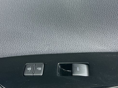 Used 2022 Toyota Prius L Eco image 29