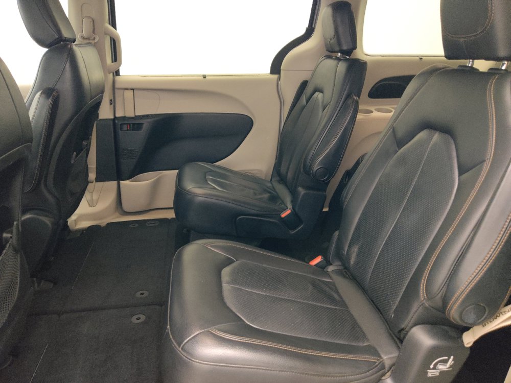 Used 2020 Chrysler Pacifica Touring-L FWD image 18