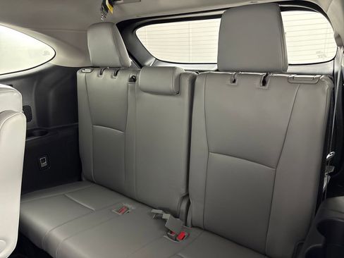 Used 2024 Toyota Highlander XLE image 31
