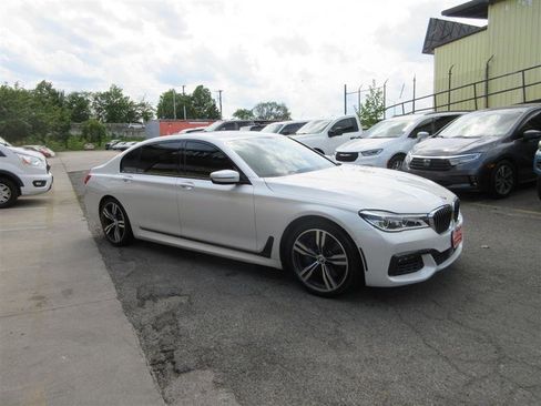 Used 2018 BMW 750i xDrive image 9