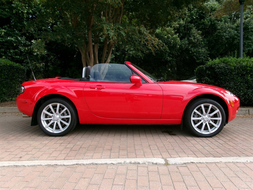 Used 2006 MAZDA MX-5 Miata Sport RWD image 5