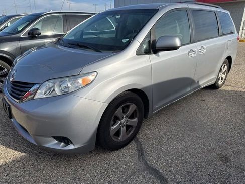 Used 2012 Toyota Sienna LE image 3