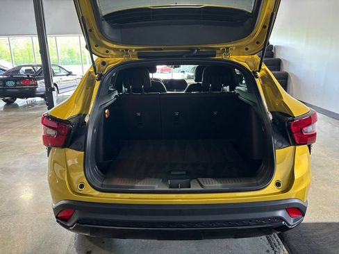 Used 2025 Chevrolet Trax RS w/ Sunroof Package FWD image 7