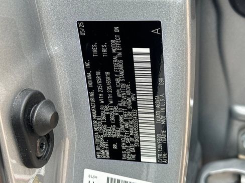 Used 2025 Toyota Highlander LE image 37